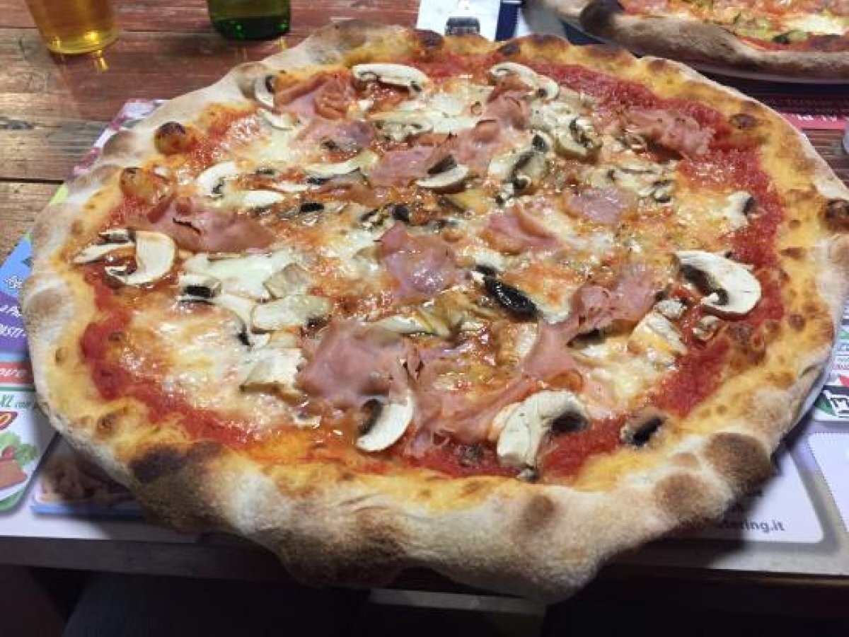 Pizza al prosciutto e funghi - la ricetta spiegata passo a passo