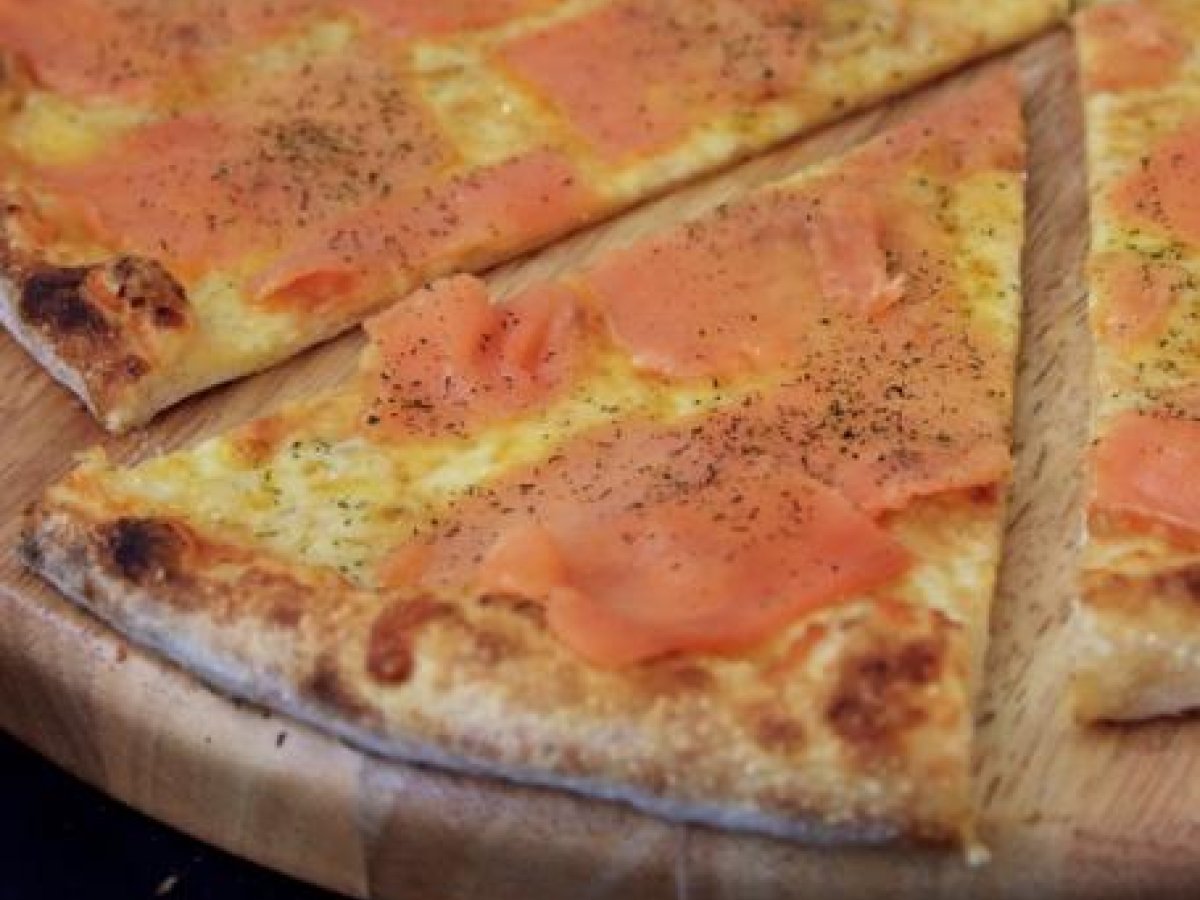 Pizza al salmone e mozzarella