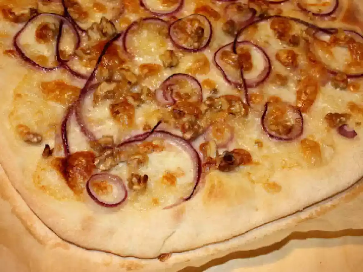 Pizza al taleggio, cipolle rosse e noci - foto 2