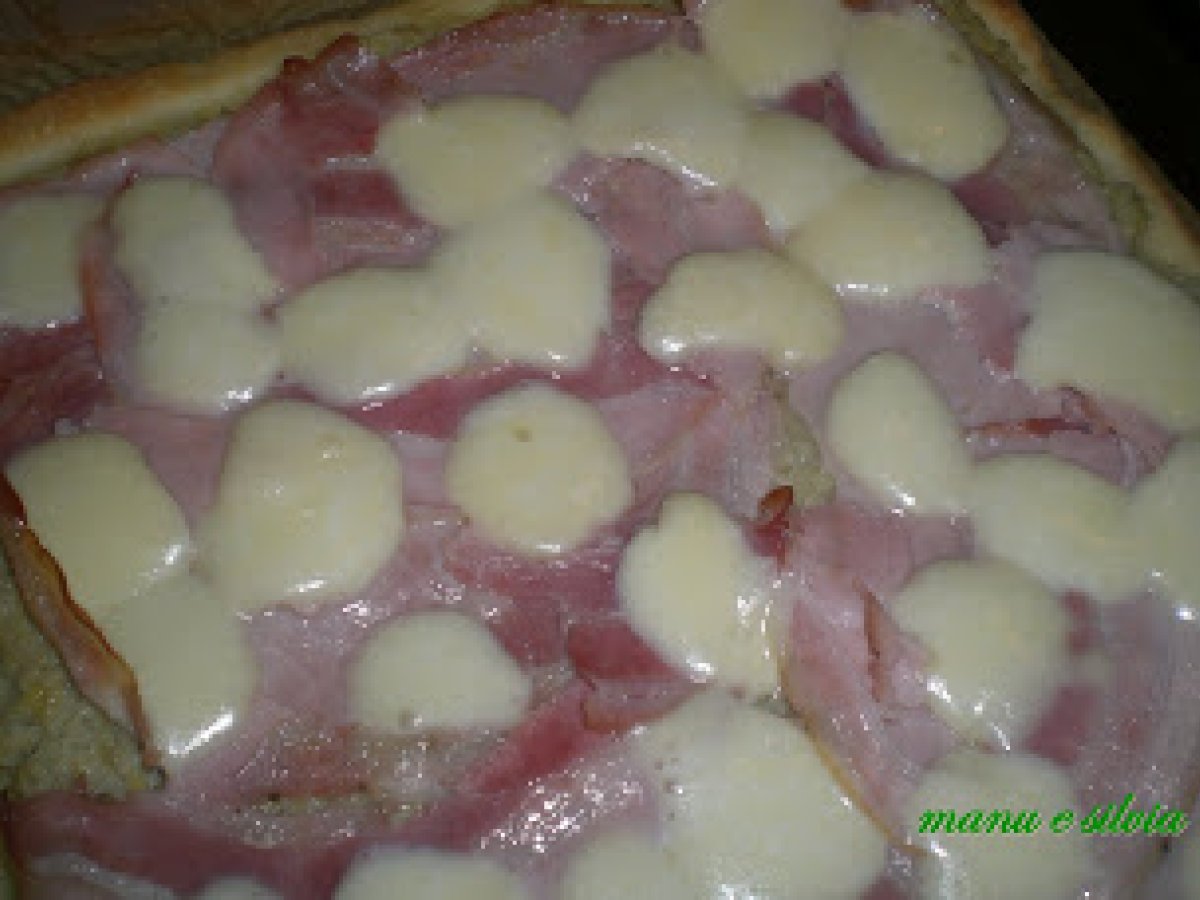 Pizza alla crema di carciofi e porchetta