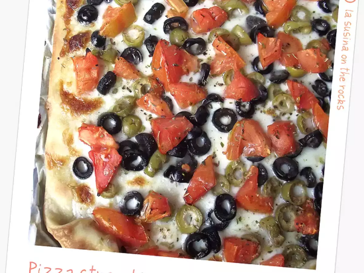Pizza allo stracchino, olive verdi e nere, pomodori e origano