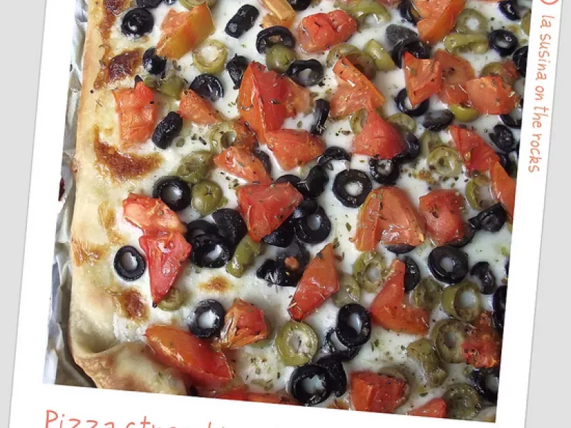 Pizza allo stracchino, olive verdi&nere, pomodori e origano