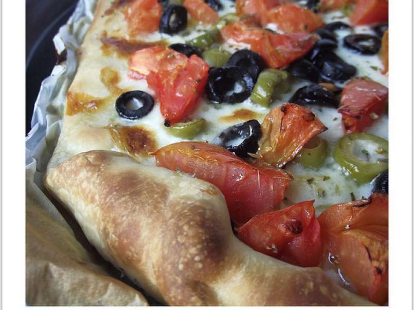 Pizza allo stracchino, olive verdi&nere, pomodori e origano - foto 2