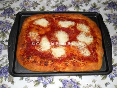 Pizza: base classica di Gabriele Bonci, quì in versione rossa con mozzarella