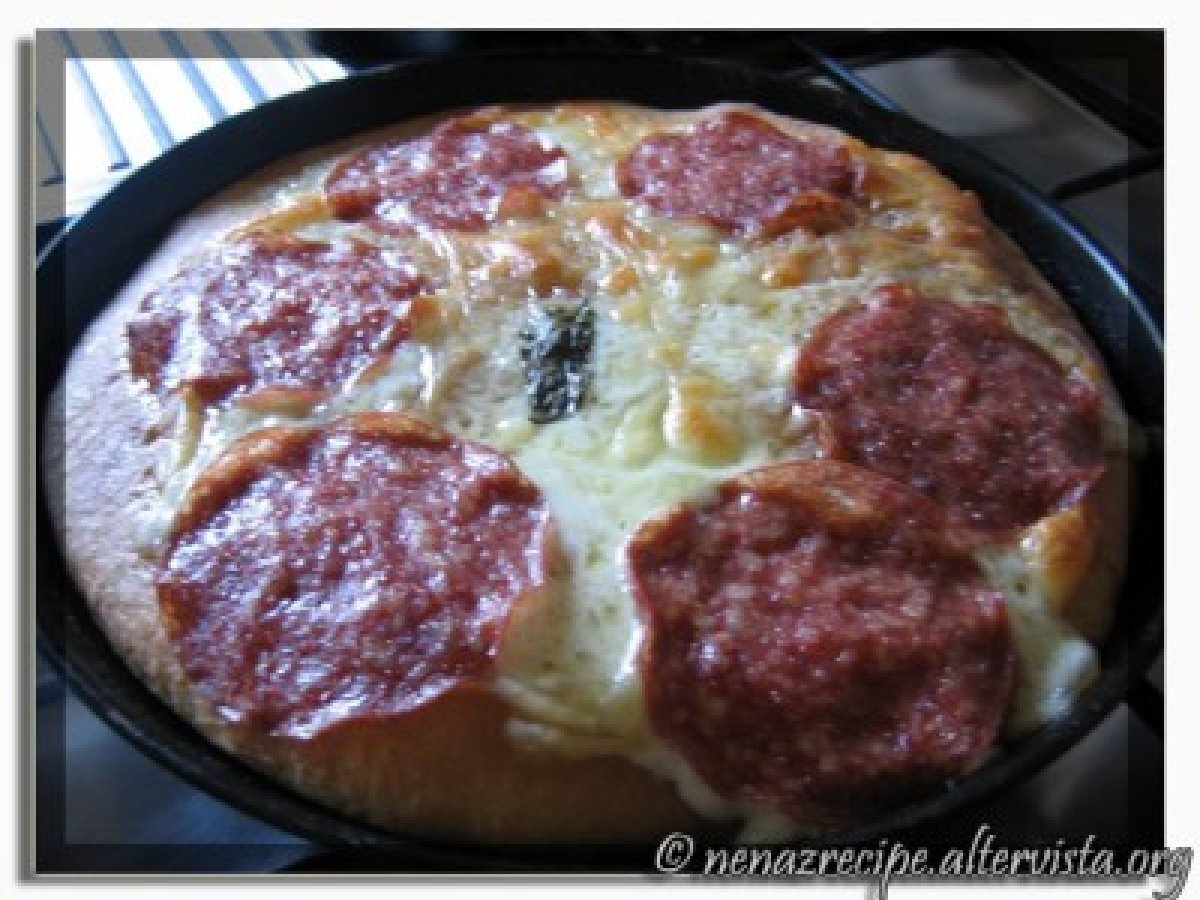 Pizza bianca al salame