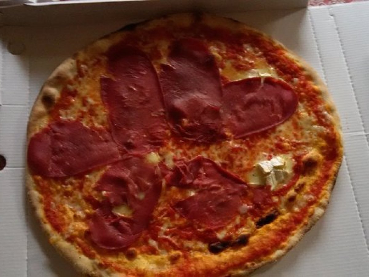 Pizza con brie e bresaola