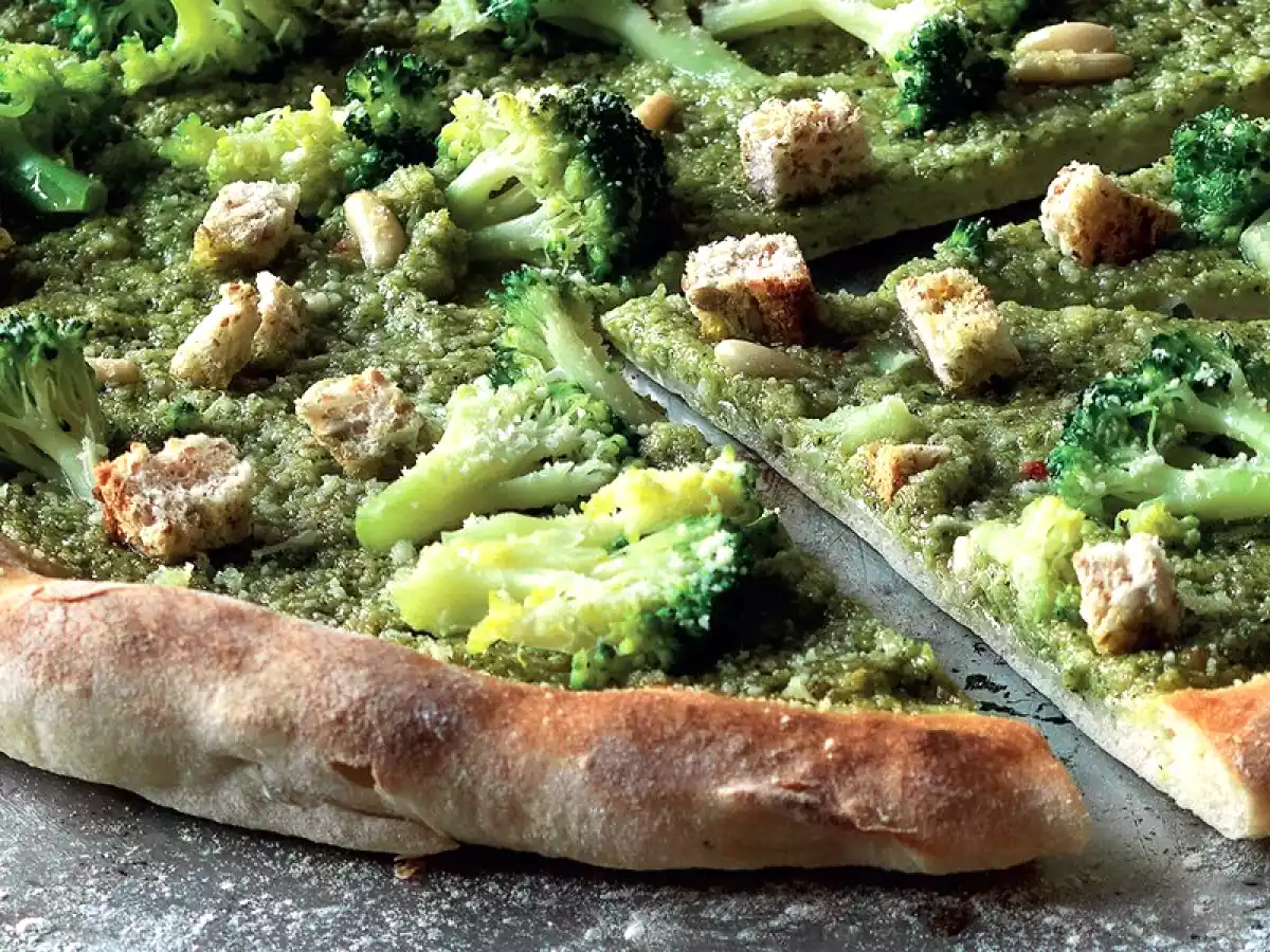 Pizza con broccoli e acciughe