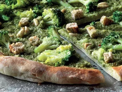 Pizza con broccoli e acciughe