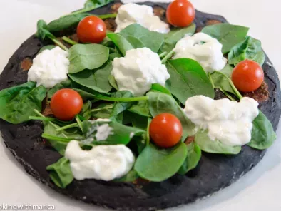 Pizza con carbone vegetale gluten free