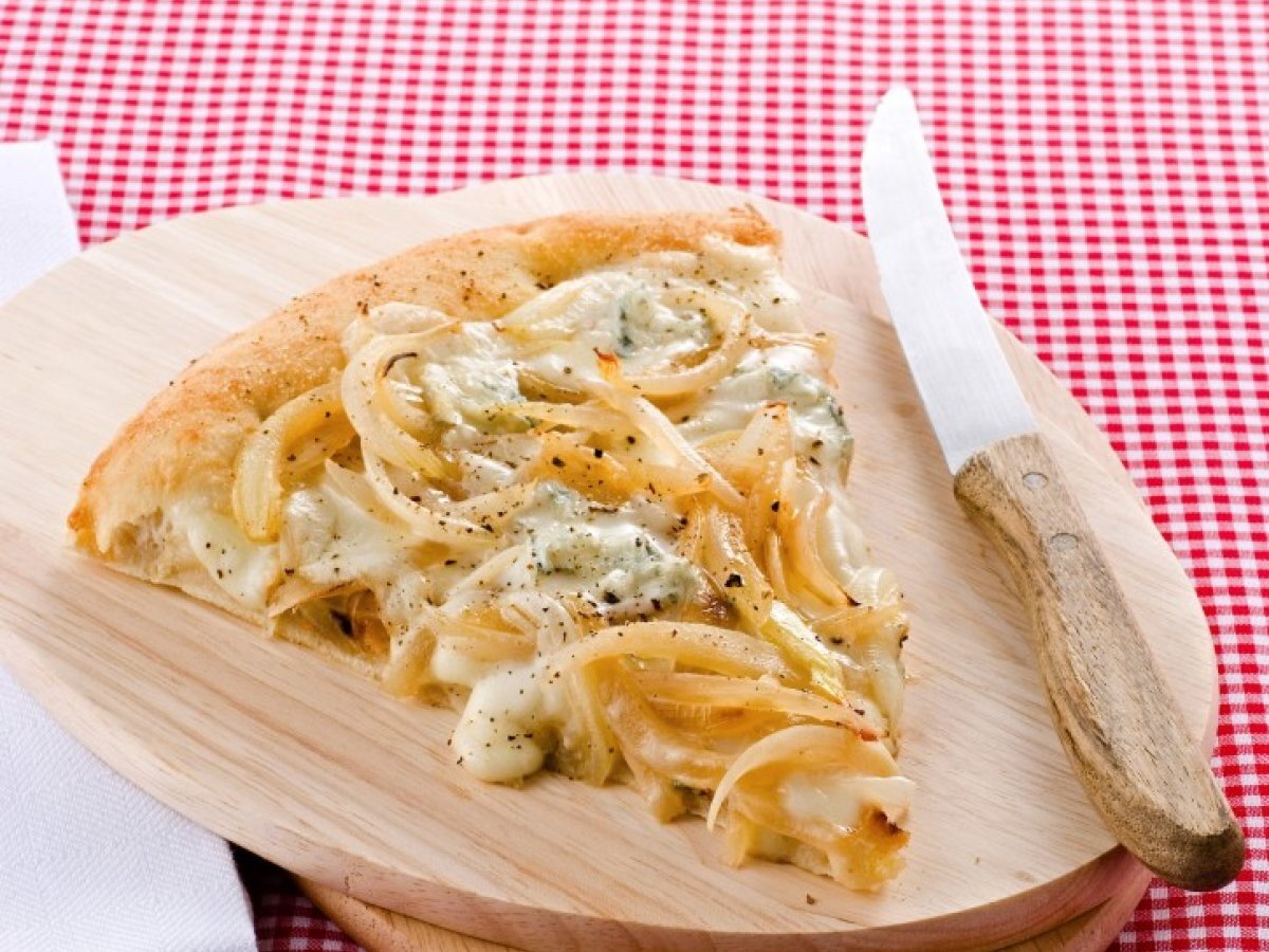 Pizza con cipolle e gorgonzola