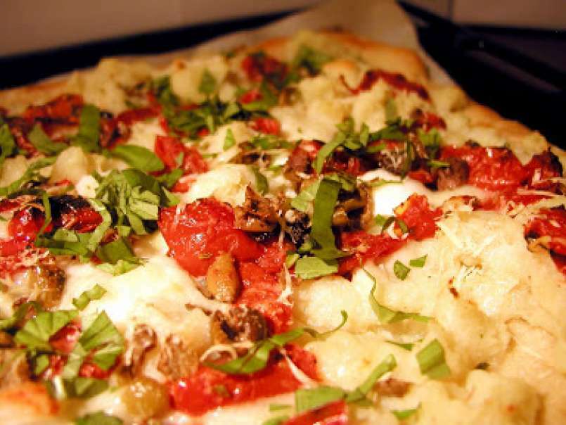 Pizza con crema di patate e baccalà, pomodorini confit e olive taggiasche