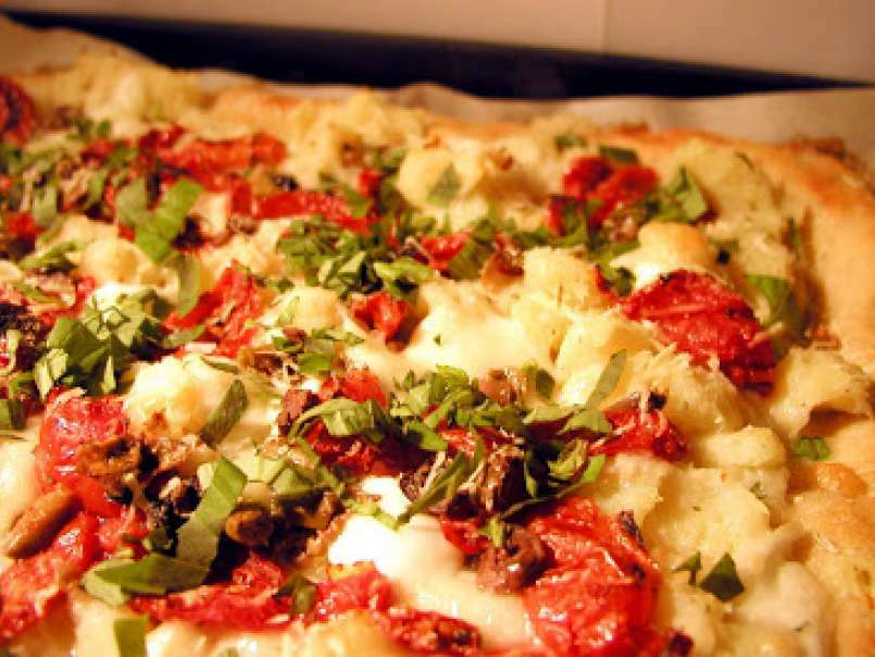 Pizza con crema di patate e baccalà, pomodorini confit e olive taggiasche - foto 2