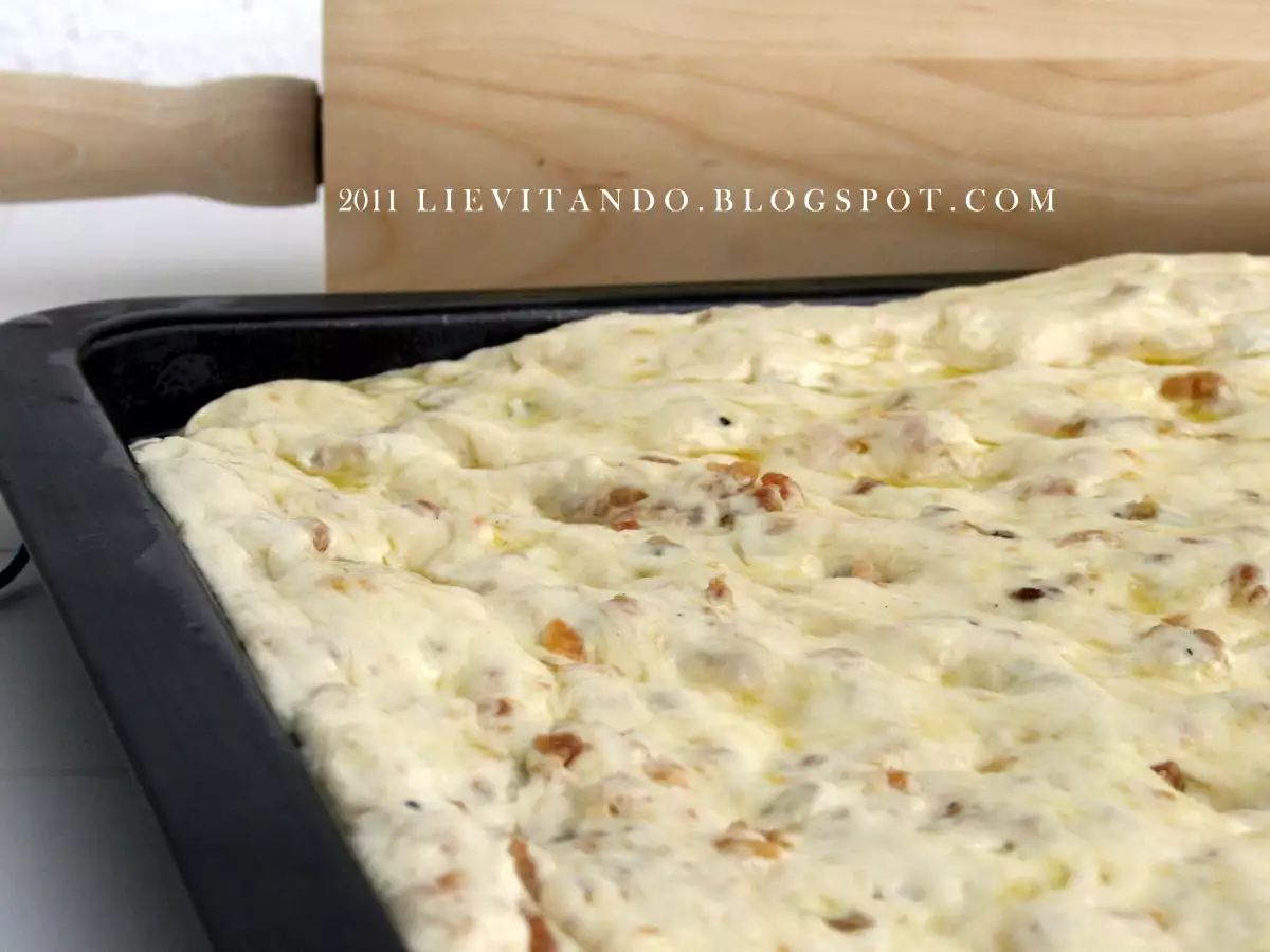 Pizza con grasselli o ciccioli: ricetta tradizionale con lievitazione mista - foto 5