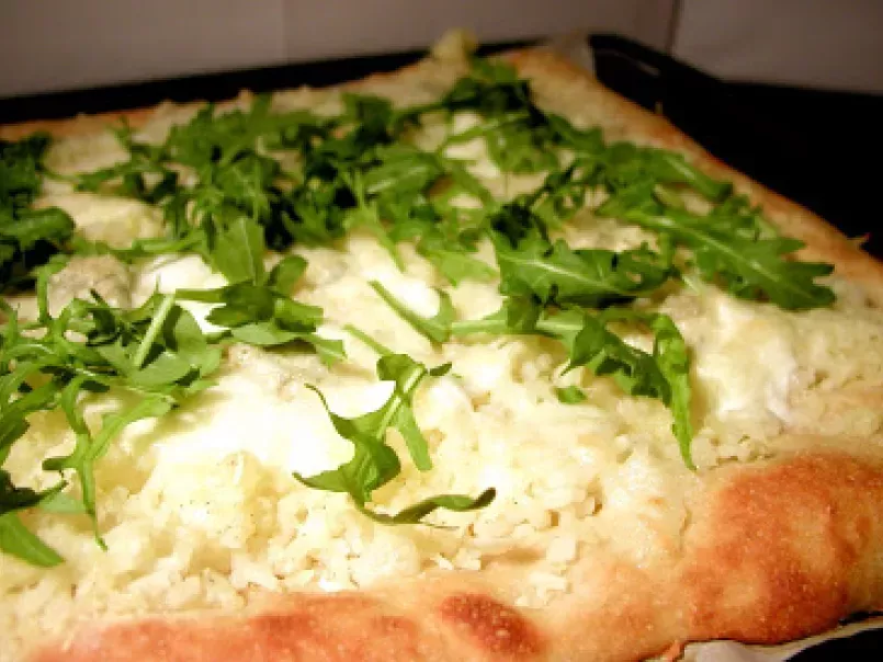 Pizza con le patate, gorgonzola, rucola e olio al rosmarino - foto 2