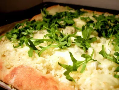 Pizza con le patate, gorgonzola, rucola e olio al rosmarino