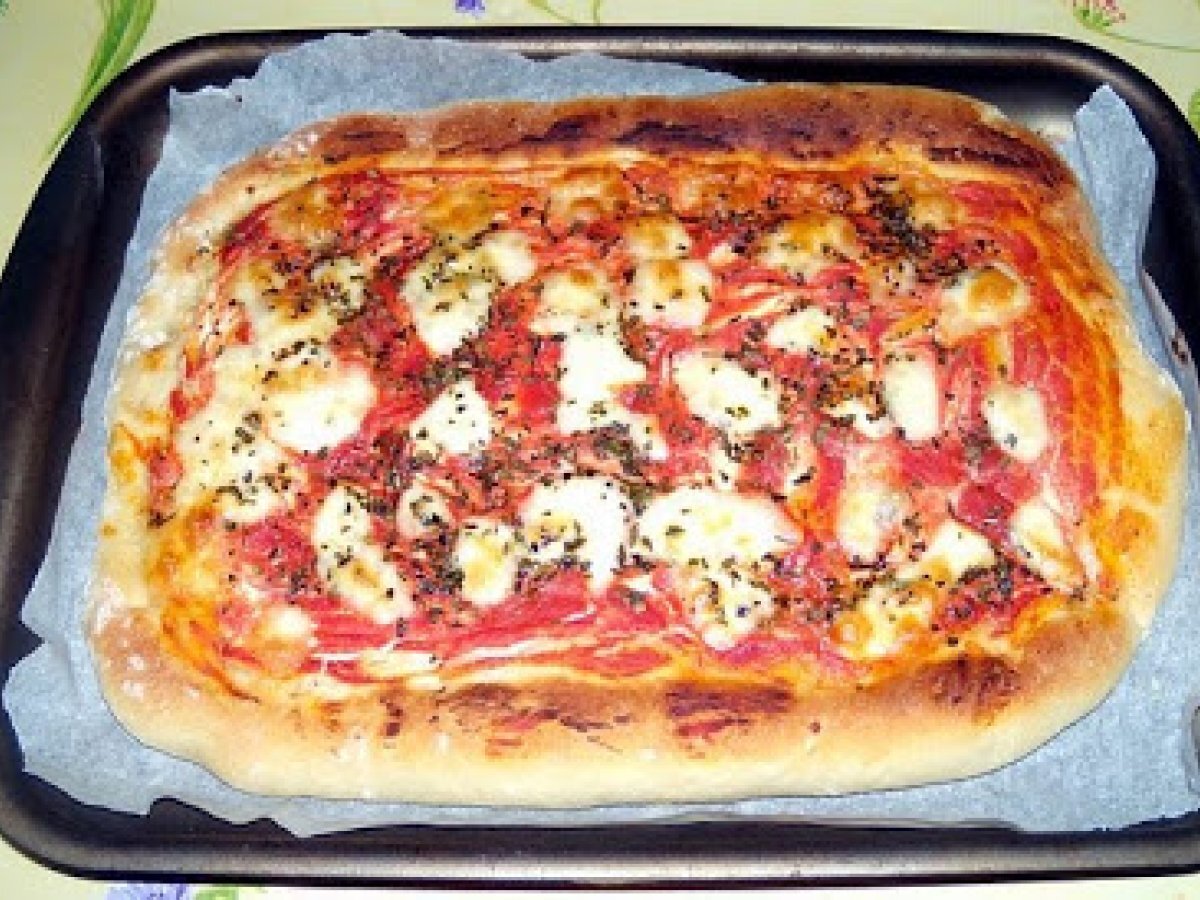 Pizza con mozzarella e ricotta