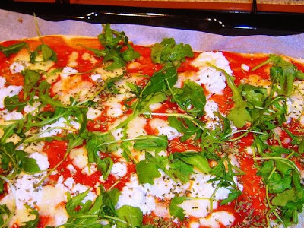 Pizza con mozzarella, ricotta di bufala e rucola
