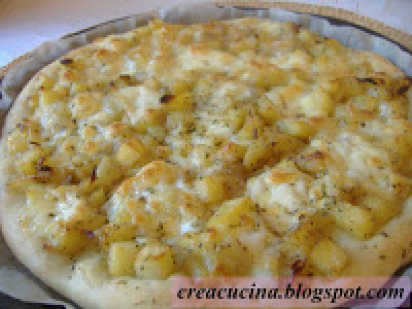 Pizza con patate, cipolla e mozzarella - foto 2