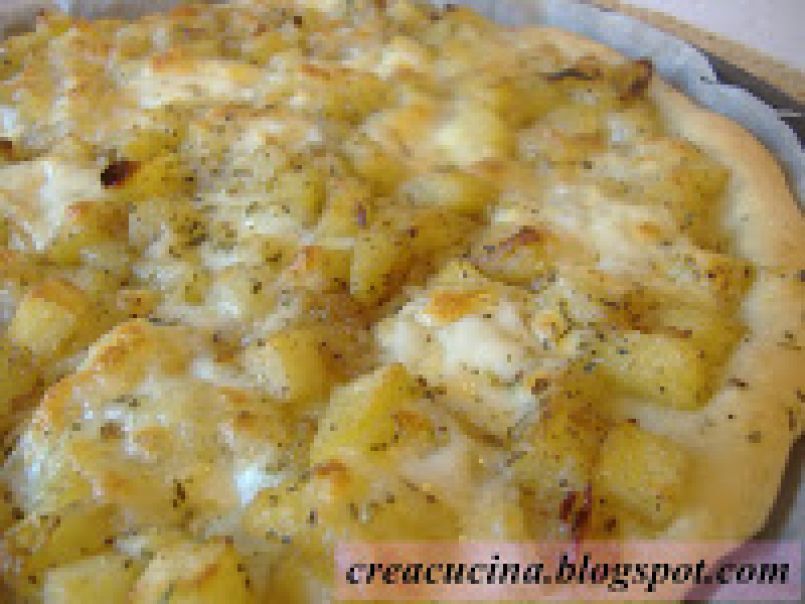 Pizza con patate, cipolla e mozzarella - foto 3