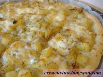 Pizza con patate, cipolla e mozzarella - foto 3