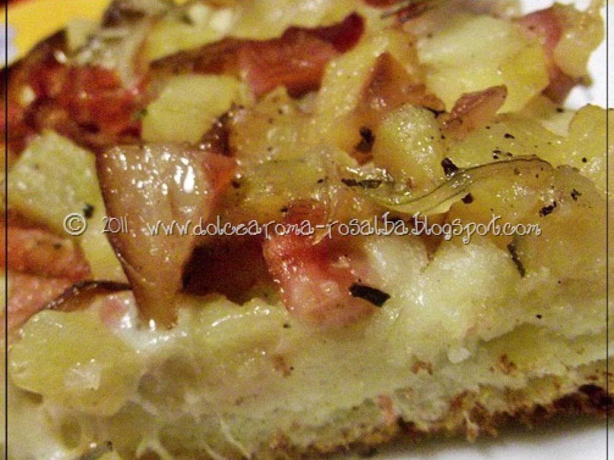 Pizza con patate, cipolle e pancetta