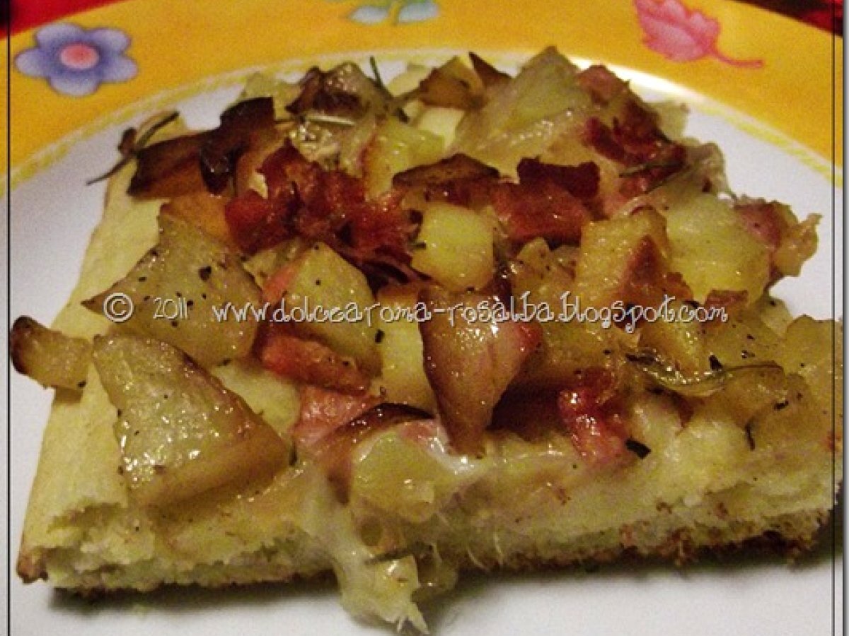 Pizza con patate, cipolle e pancetta - foto 2