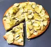 Pizza con patate profumata al rosmarino