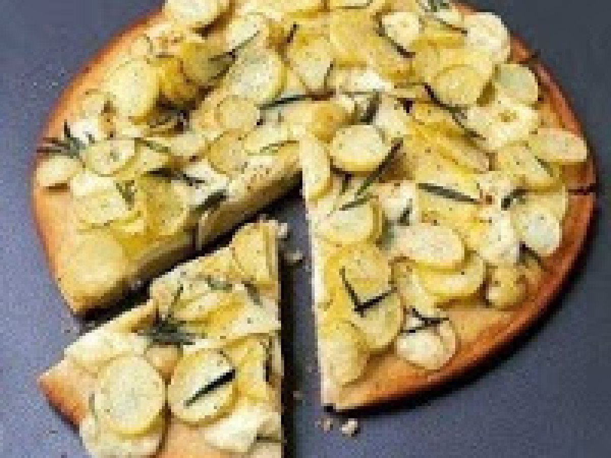Pizza con patate profumata al rosmarino