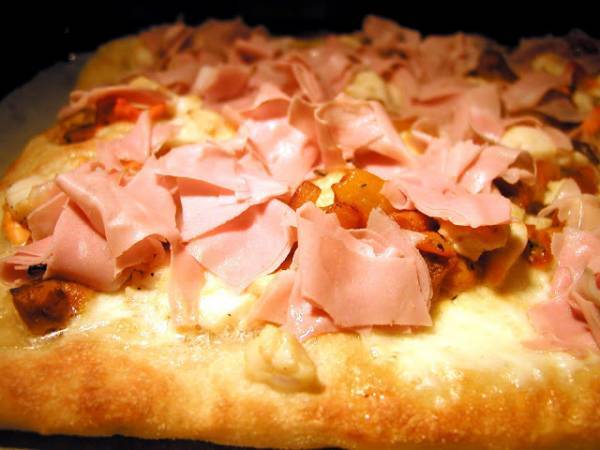 Pizza con peperoni gialli, capesante e mortadella