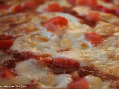 Pizza con pomodorini e mozzarella