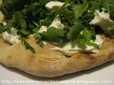 Pizza con rucola e formaggio fresco