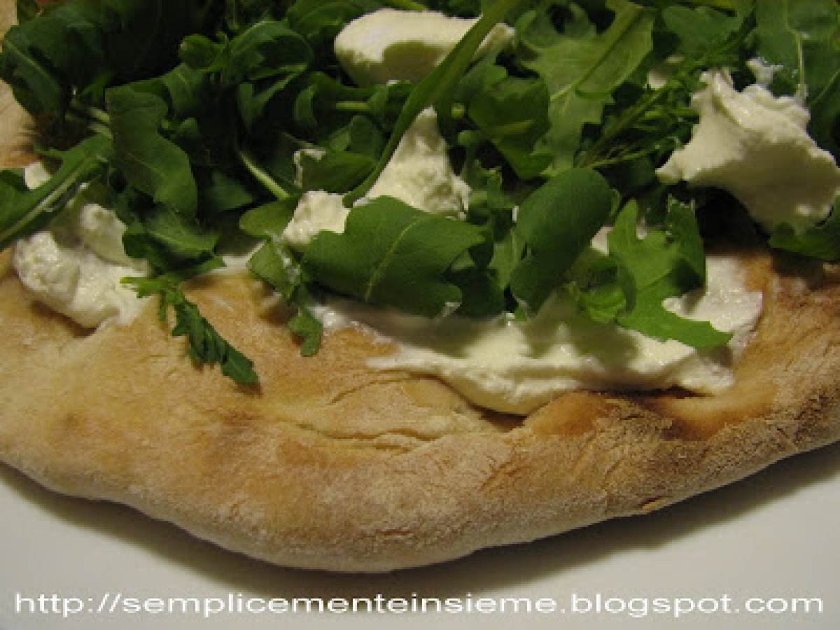 Pizza con rucola e formaggio fresco