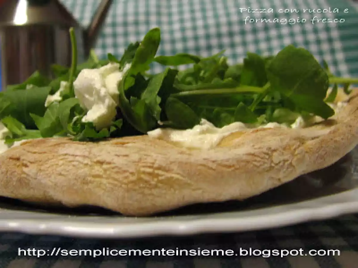 Pizza con rucola e formaggio fresco - foto 2