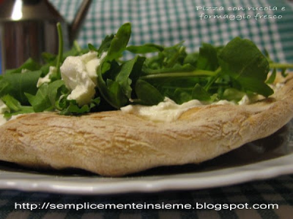 Pizza Con Rucola E Formaggio Fresco Ricetta Petitchef
