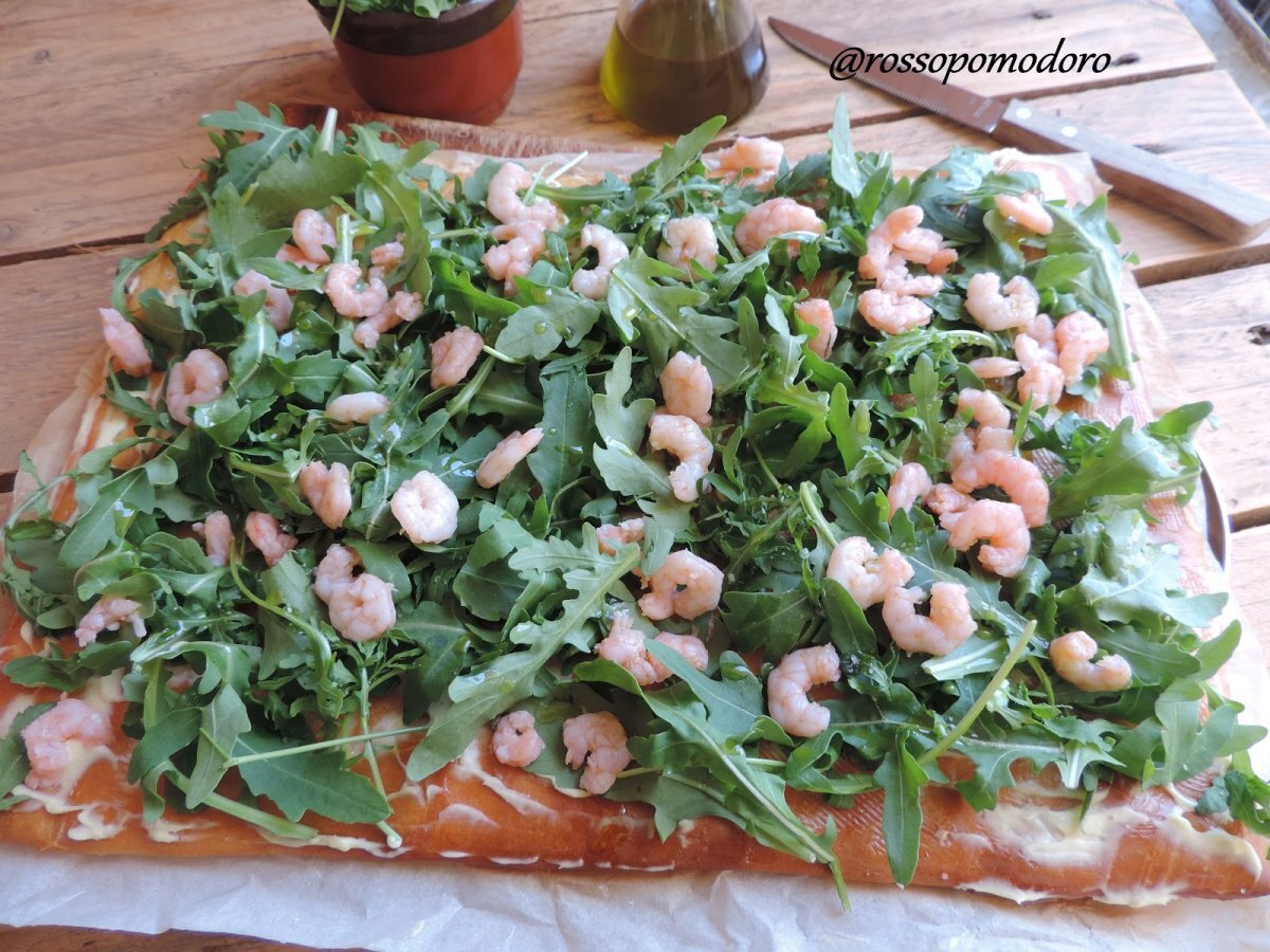 Pizza con rucola e gamberetti