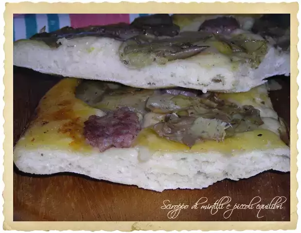 Pizza con salsiccia e carciofi in saporiti