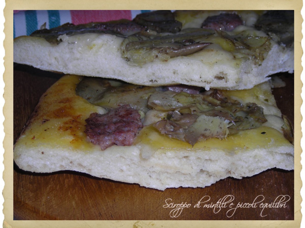 Pizza con salsiccia e carciofi in saporiti