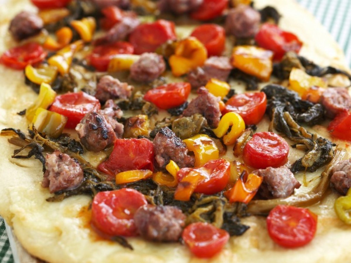 Pizza con salsiccia, friarielli e peperoni