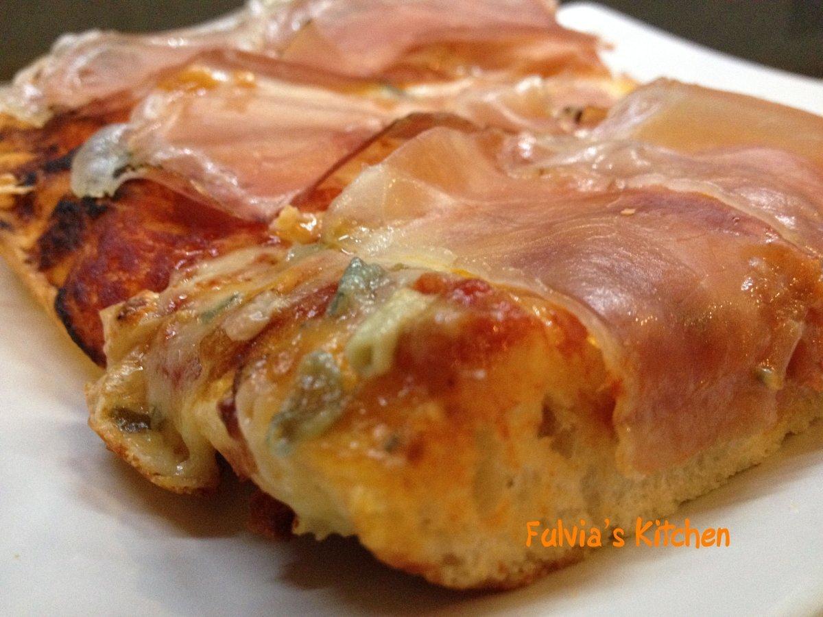 Pizza con speck e gorgonzola