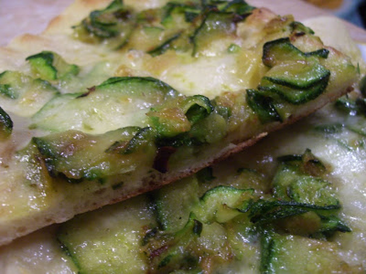 Pizza con zucchine e cipolle