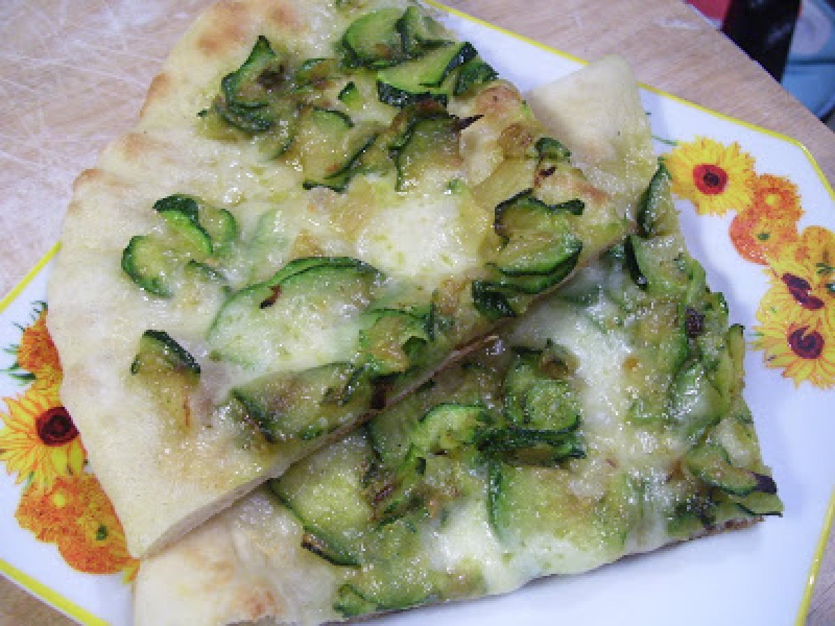 Pizza con zucchine e cipolle - foto 2