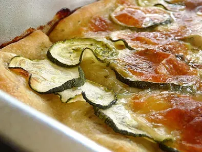 Pizza con zucchine, emmental e pesto alla menta