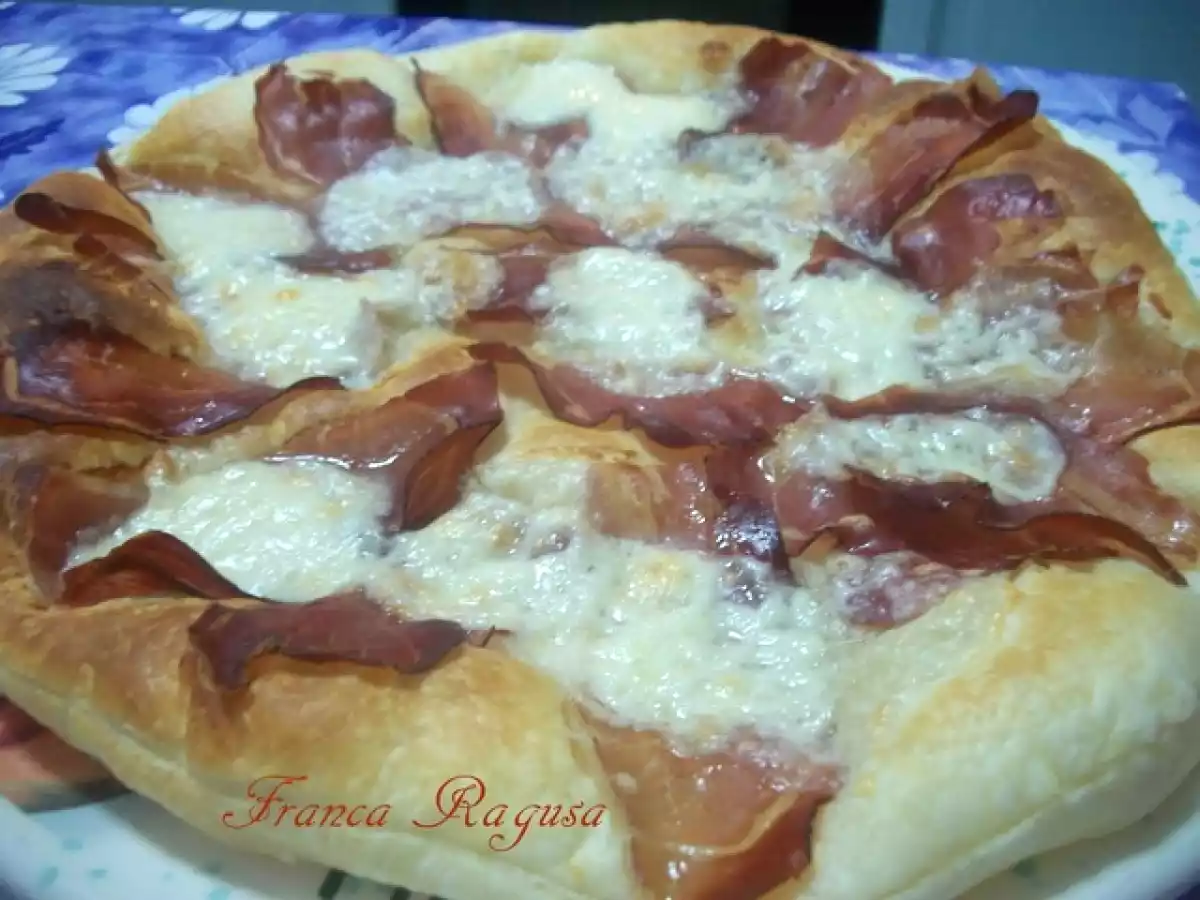 Pizza di pasta sfoglia con speck e scamorza affumicata