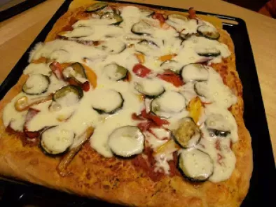 Pizza filante peperoni e zucchine