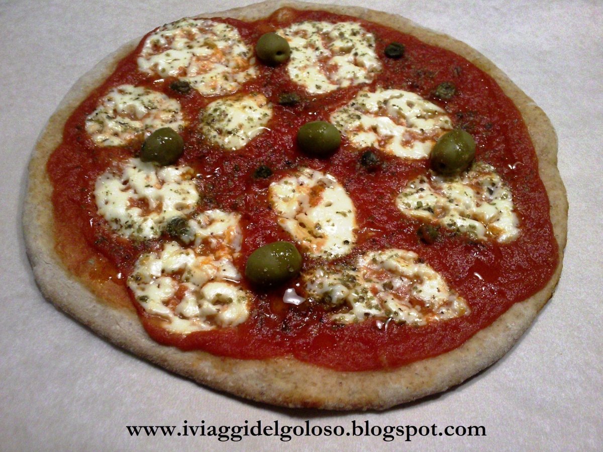 PIZZA INTEGRALE CON POMODORO E STRACCHINO