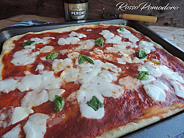 Pizza margherita al forno con mozzarella di bufala - Ricetta Petitchef