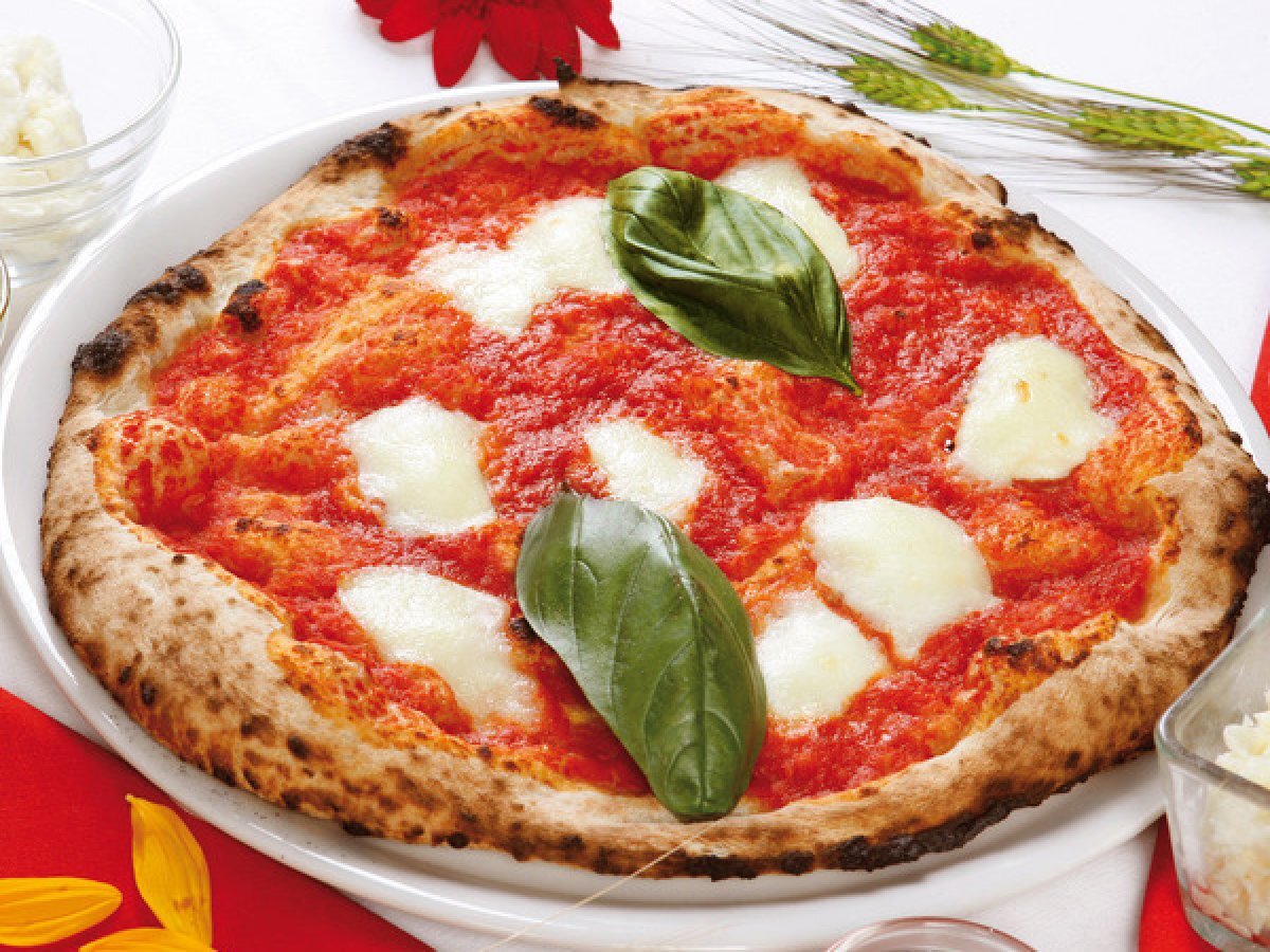 Pizza margherita con mozzarella di bufala