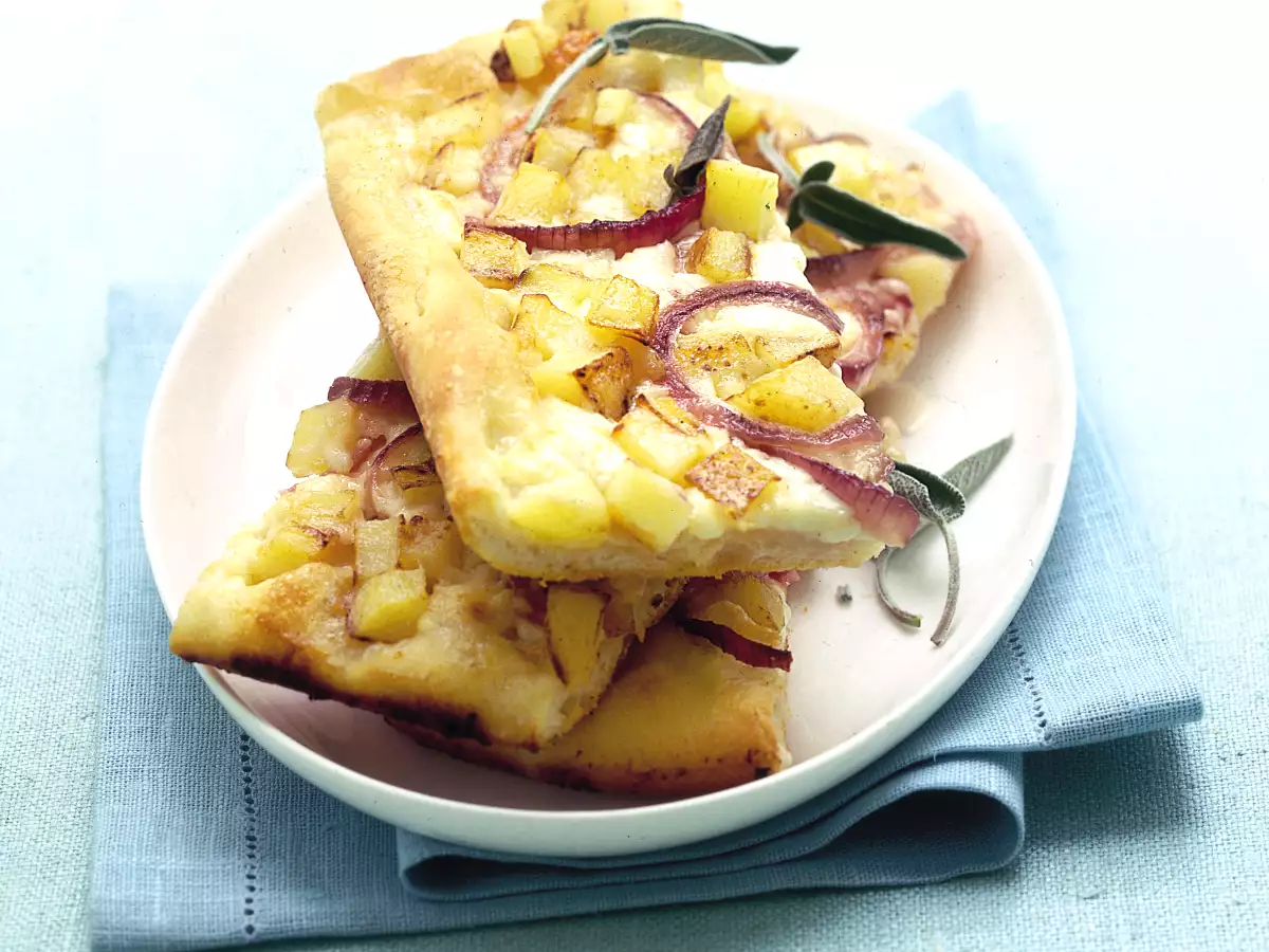 Pizza morbida con patate, stracchino e cipolle rosse: ricetta facile e profumata