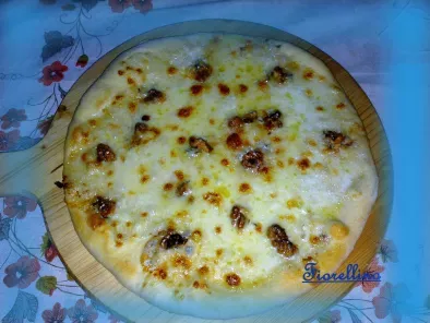 Pizza mozzarella, gorgonzola e noci