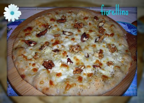 Pizza mozzarella, pecorino, miele e noci - Ricetta Petitchef